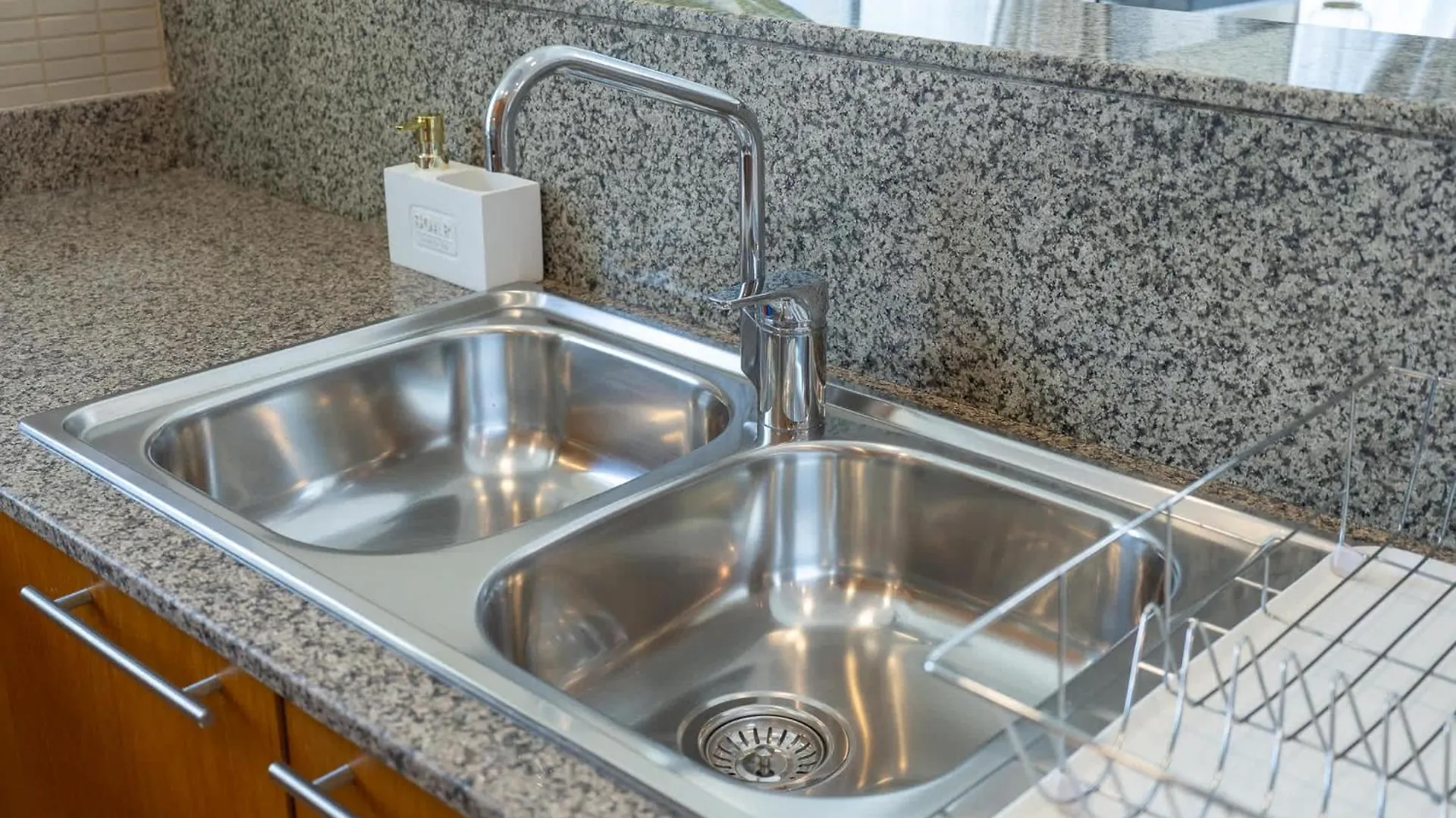 Glorious Studio With Easy City Access In Bay Square 9, Business Bay Dubaj Apartament